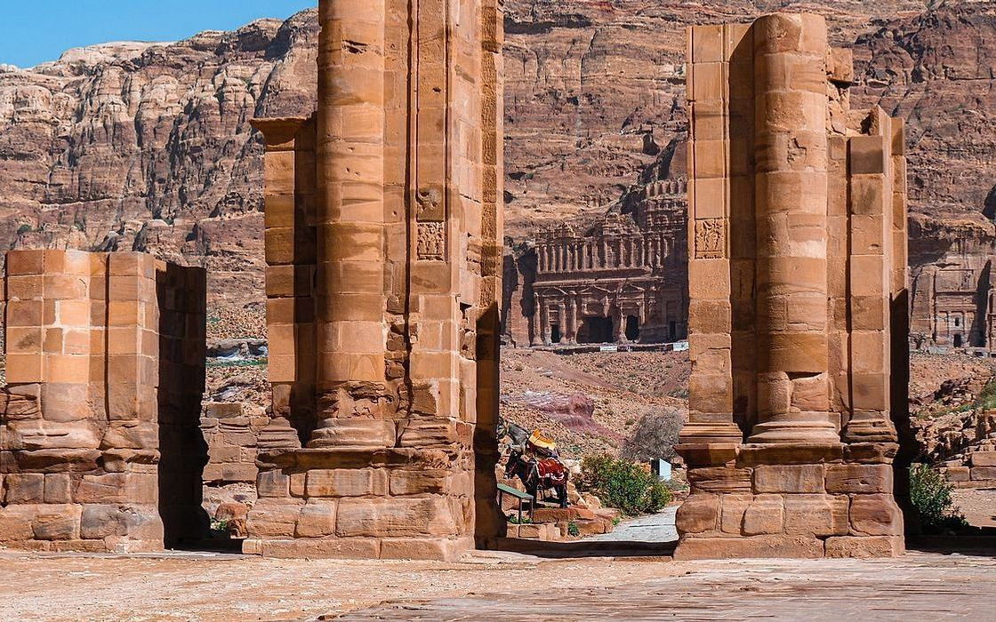 Antik bir tapınağın avlusunda, güneşli bir köşede antik sanat eserleri