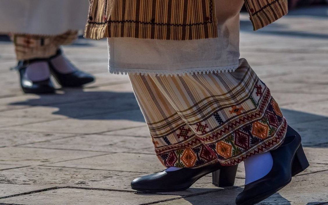 Renkli bir seramik tabakta, ısıtılmış bir mitoloji tarihi sayfası